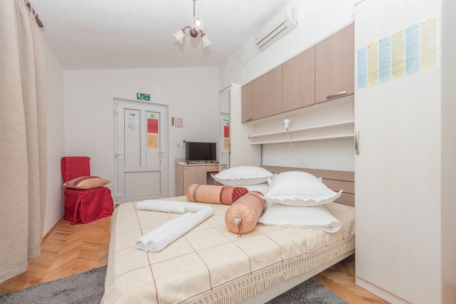 Apps And Room Goran In The Center Makarska Exterior photo